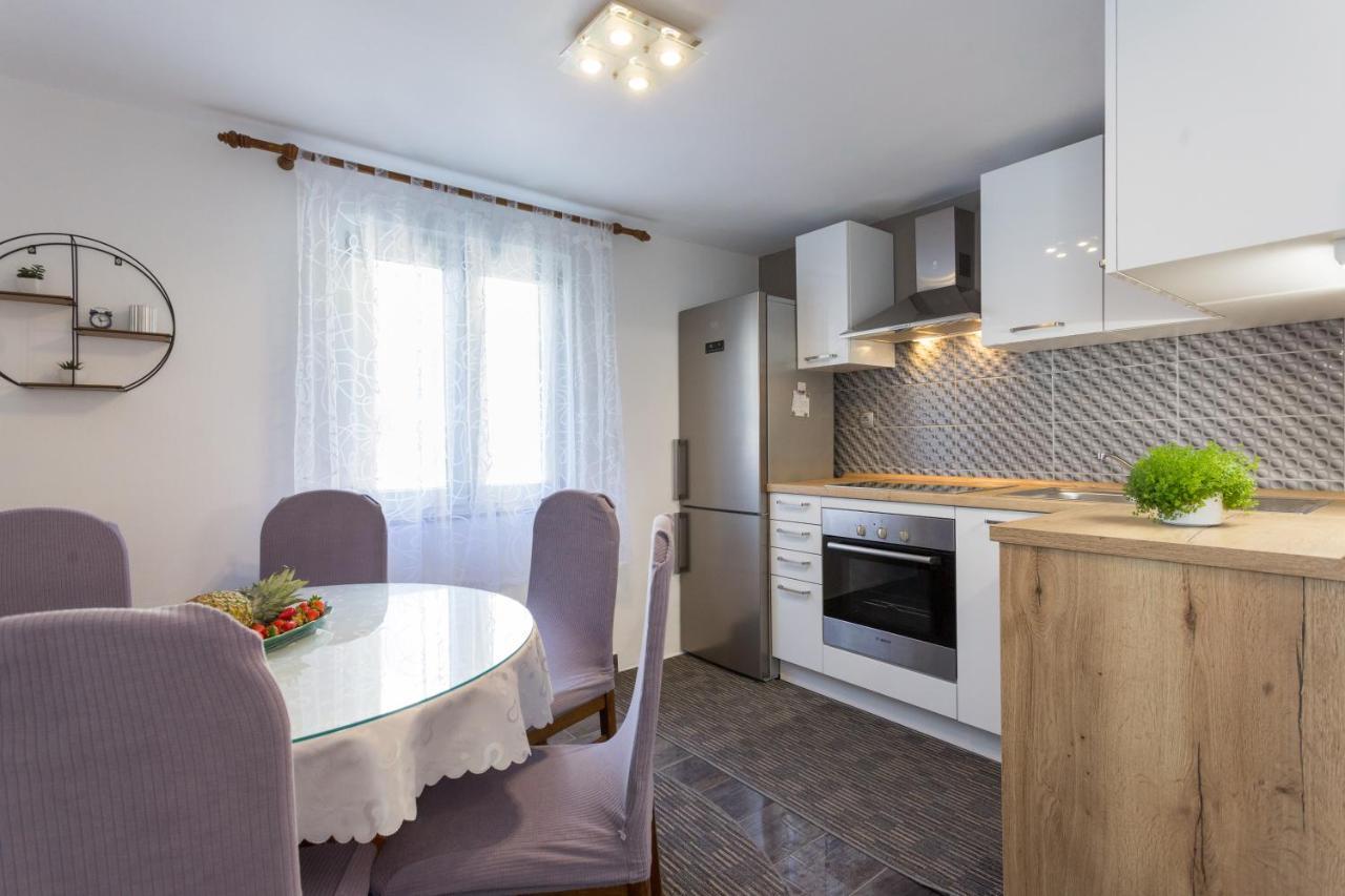 Apartments Lidija - Sea View Apartment With Exclusive Right Of Using Hot Tub Or Split Level Apartment With Exclusive Right Of Using Pool Podstrana Exterior foto
